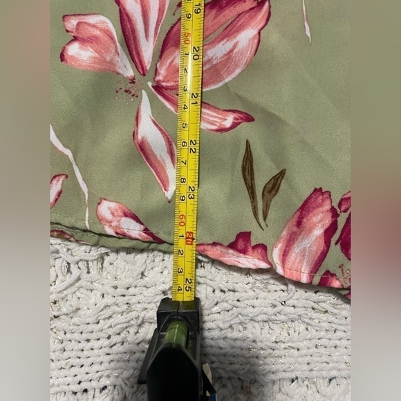 • Floral Romper

• Ruffle Detail
• Hidden Back Zipper
• 100% Polvester - Picture 12 of 14